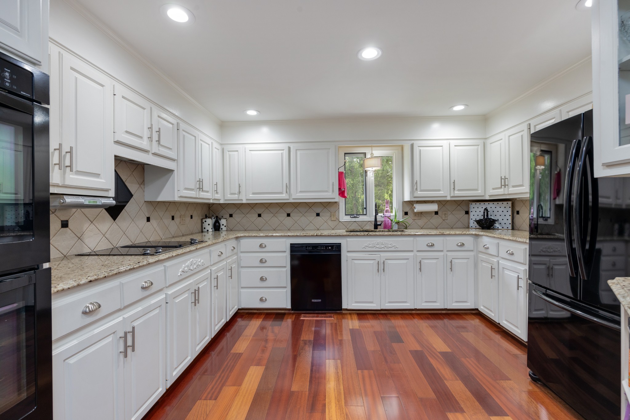 930 Graceland Ct