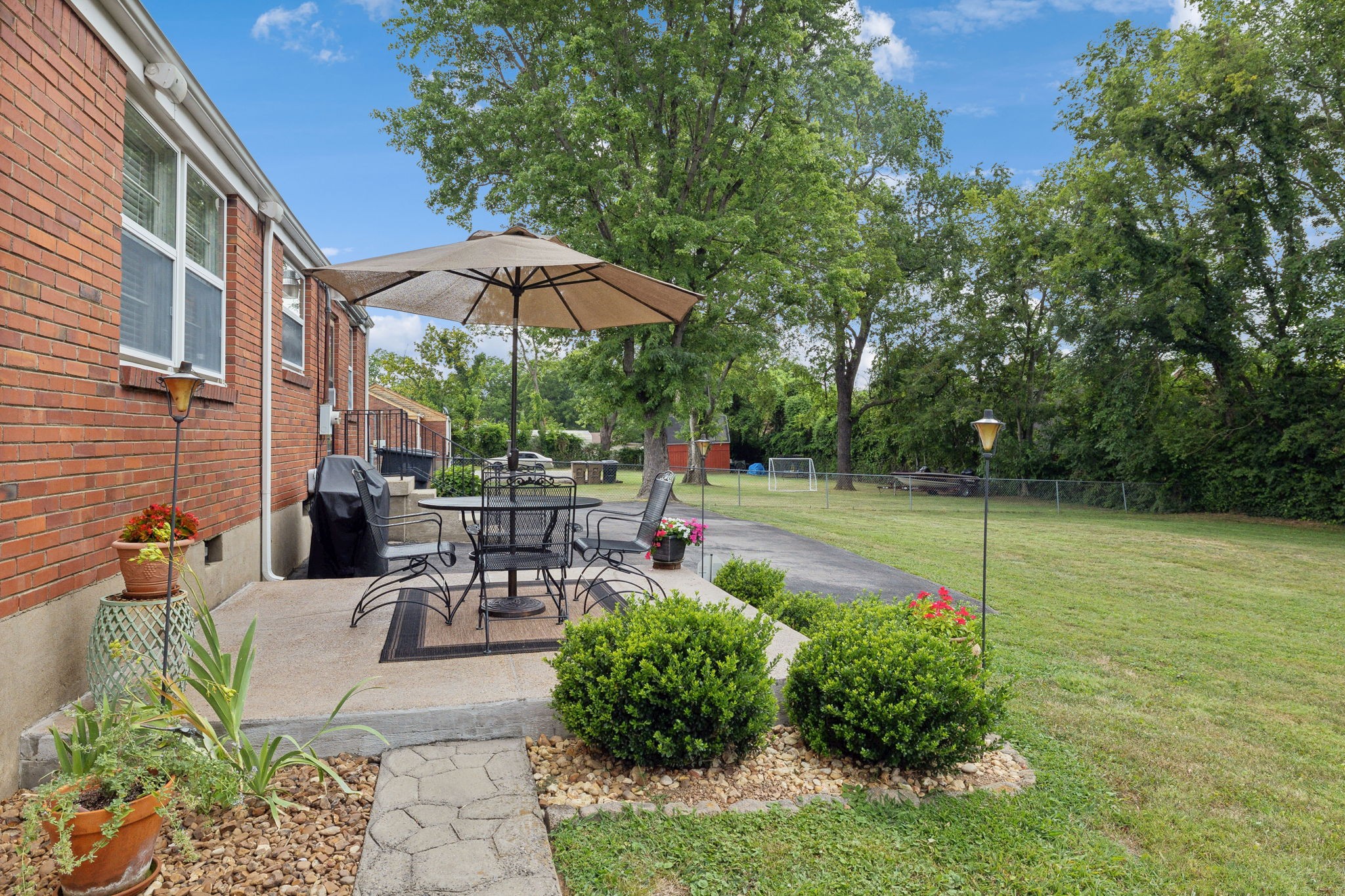 2717 Lakeland Dr