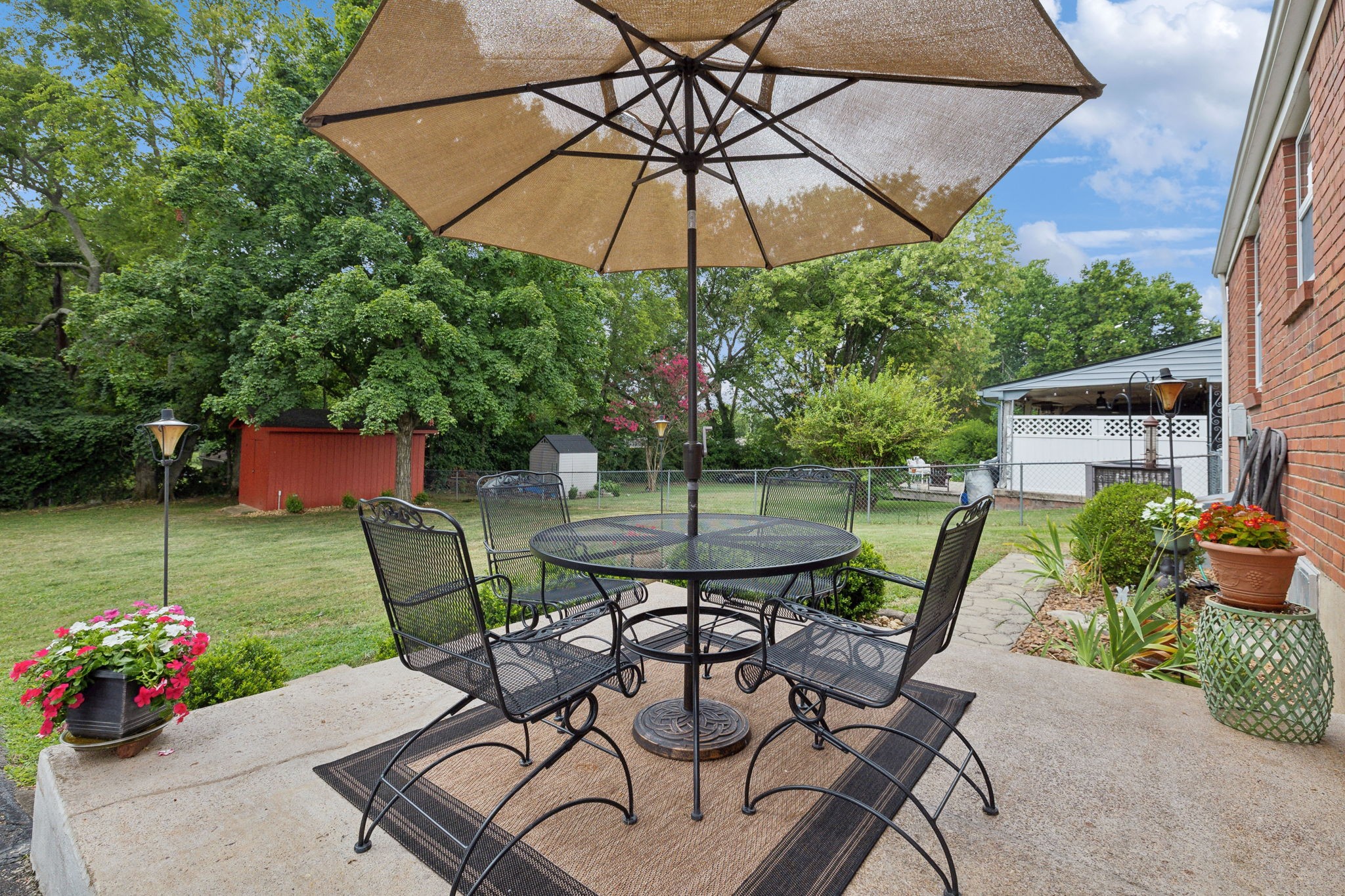 2717 Lakeland Dr
