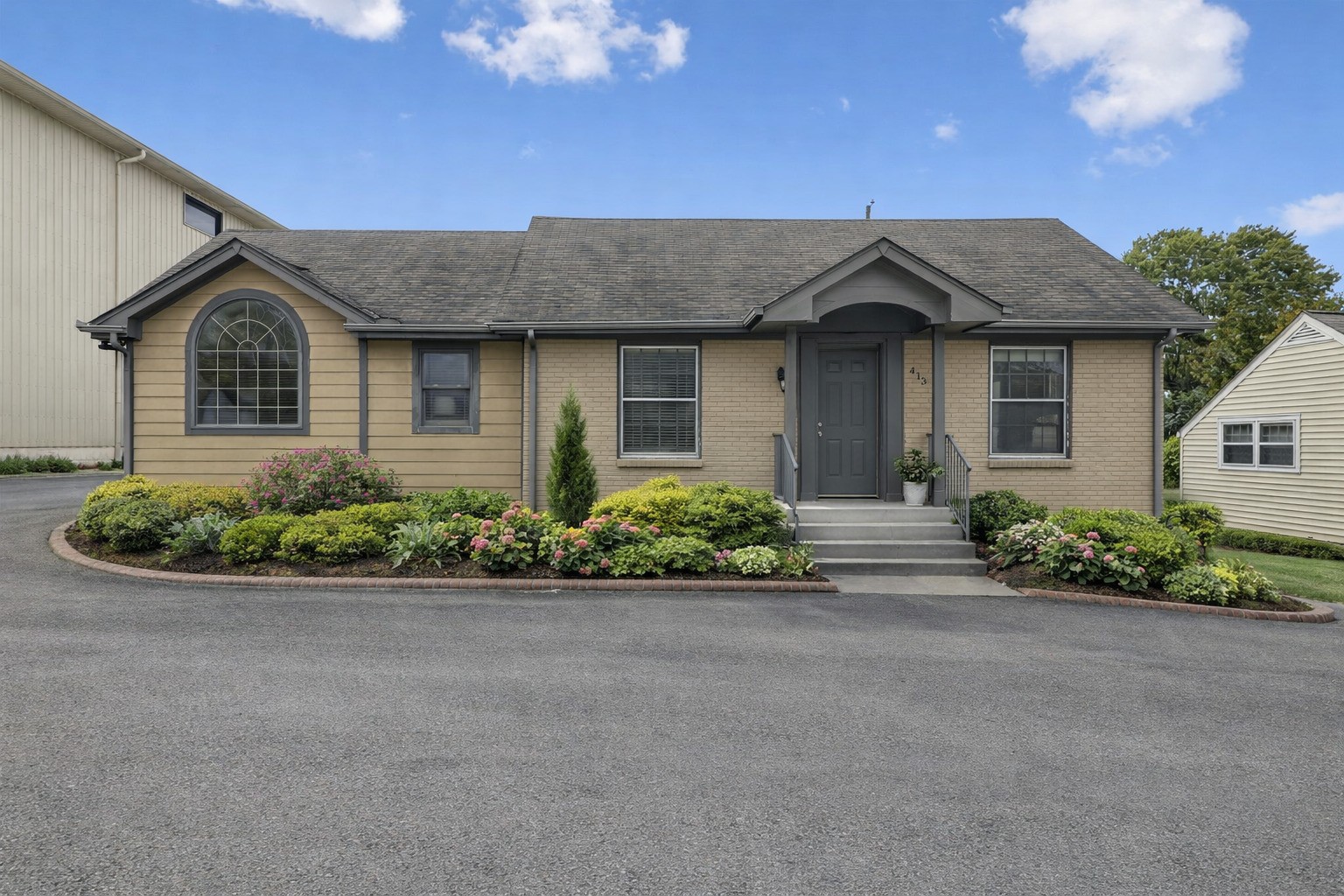 413 E Iris Dr