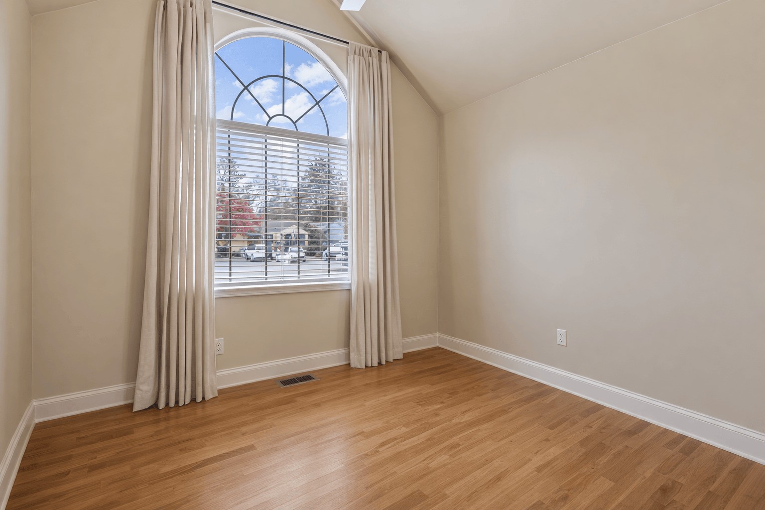 413 E Iris Dr