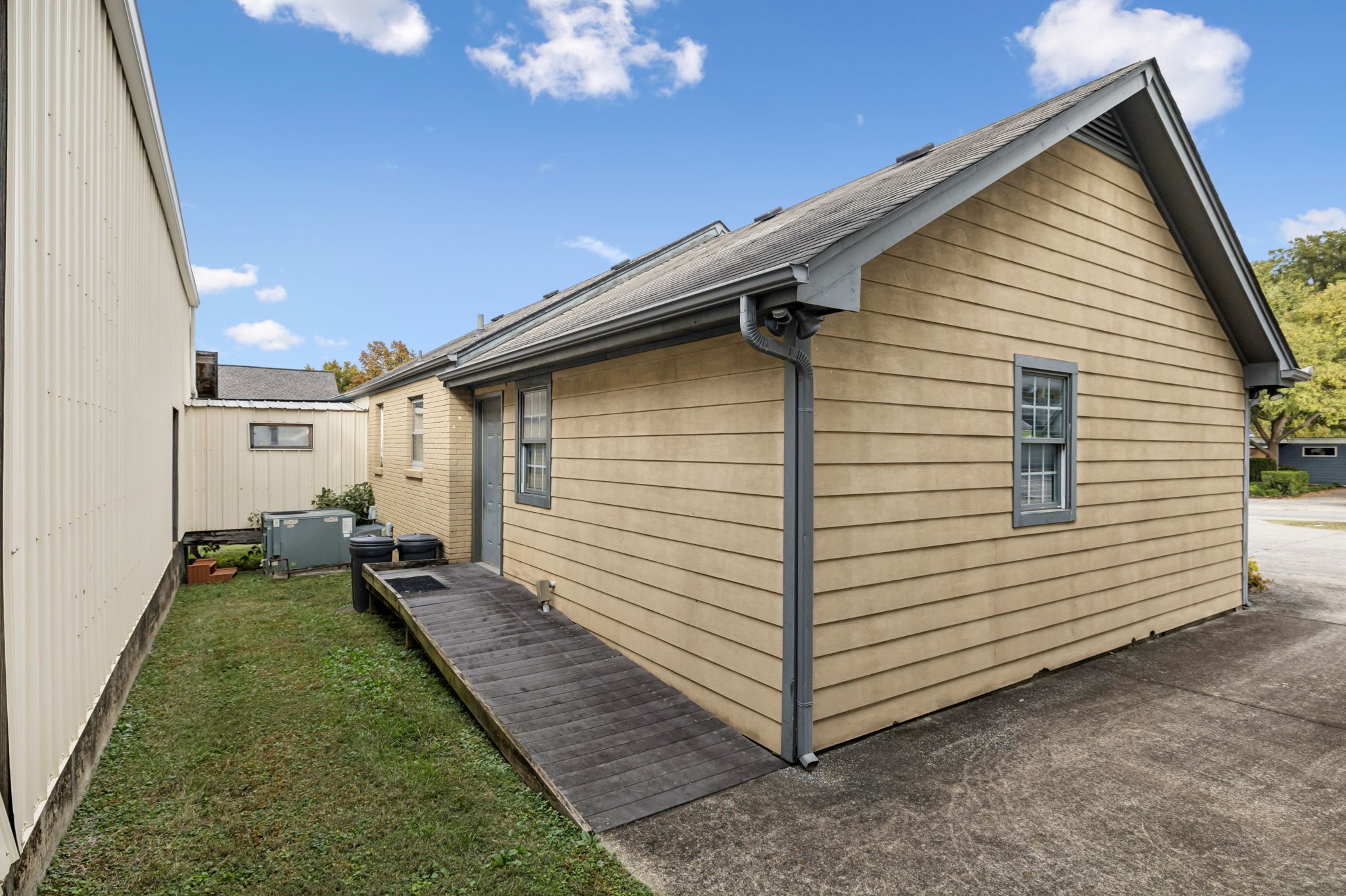 413 E Iris Dr