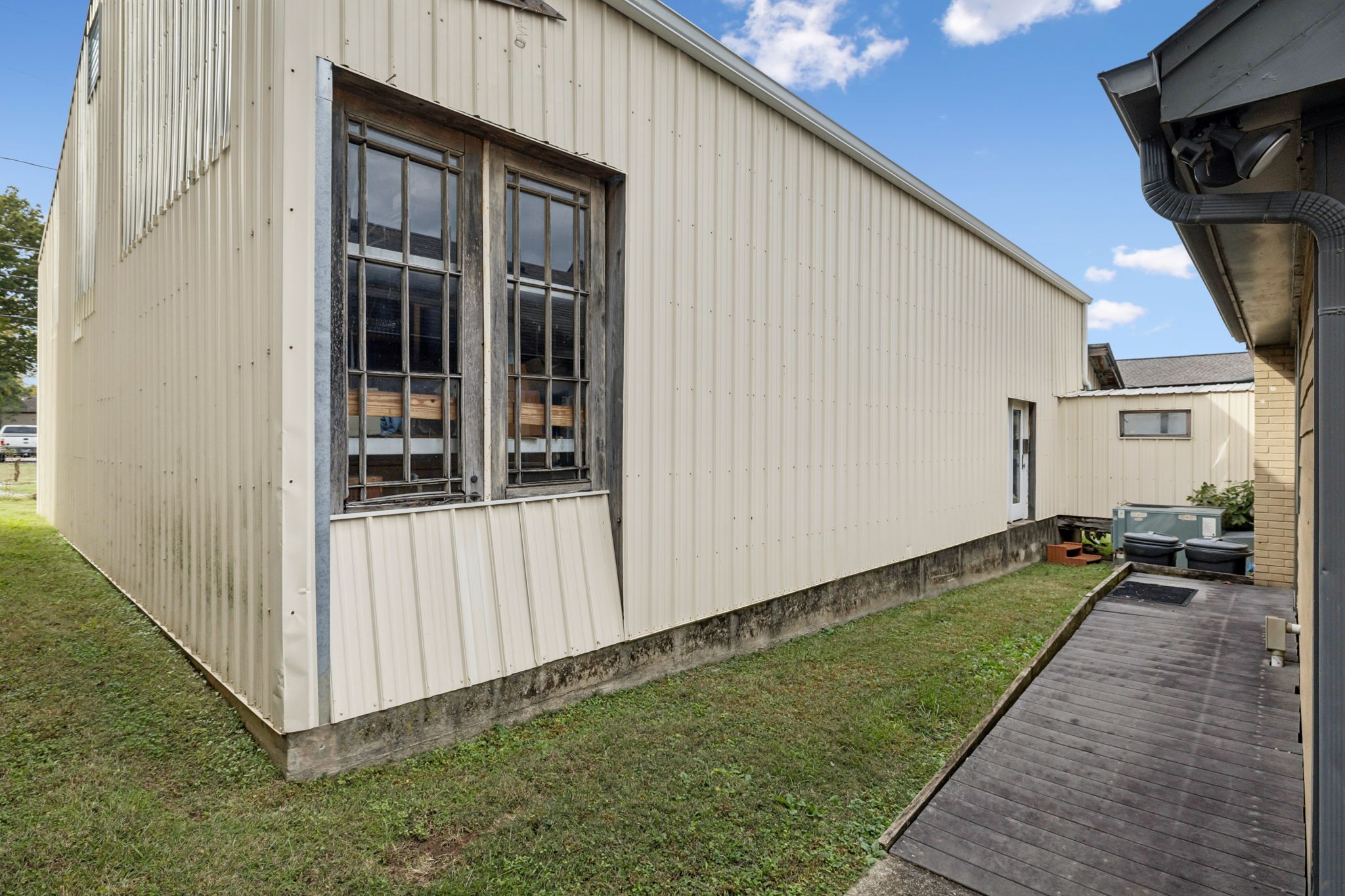 413 E Iris Dr