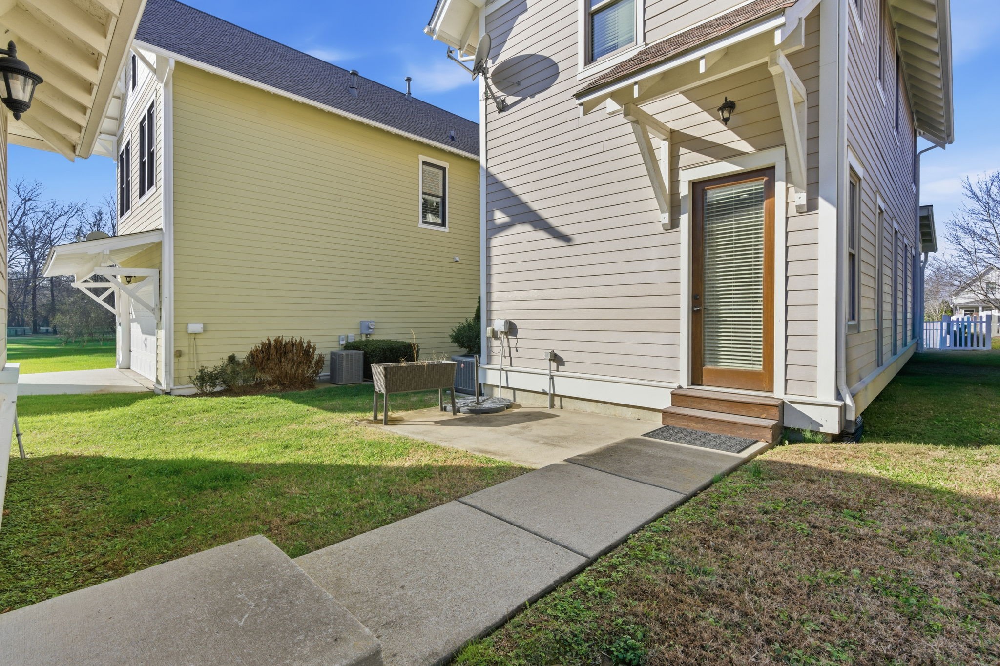 1073 Rochelle Ave