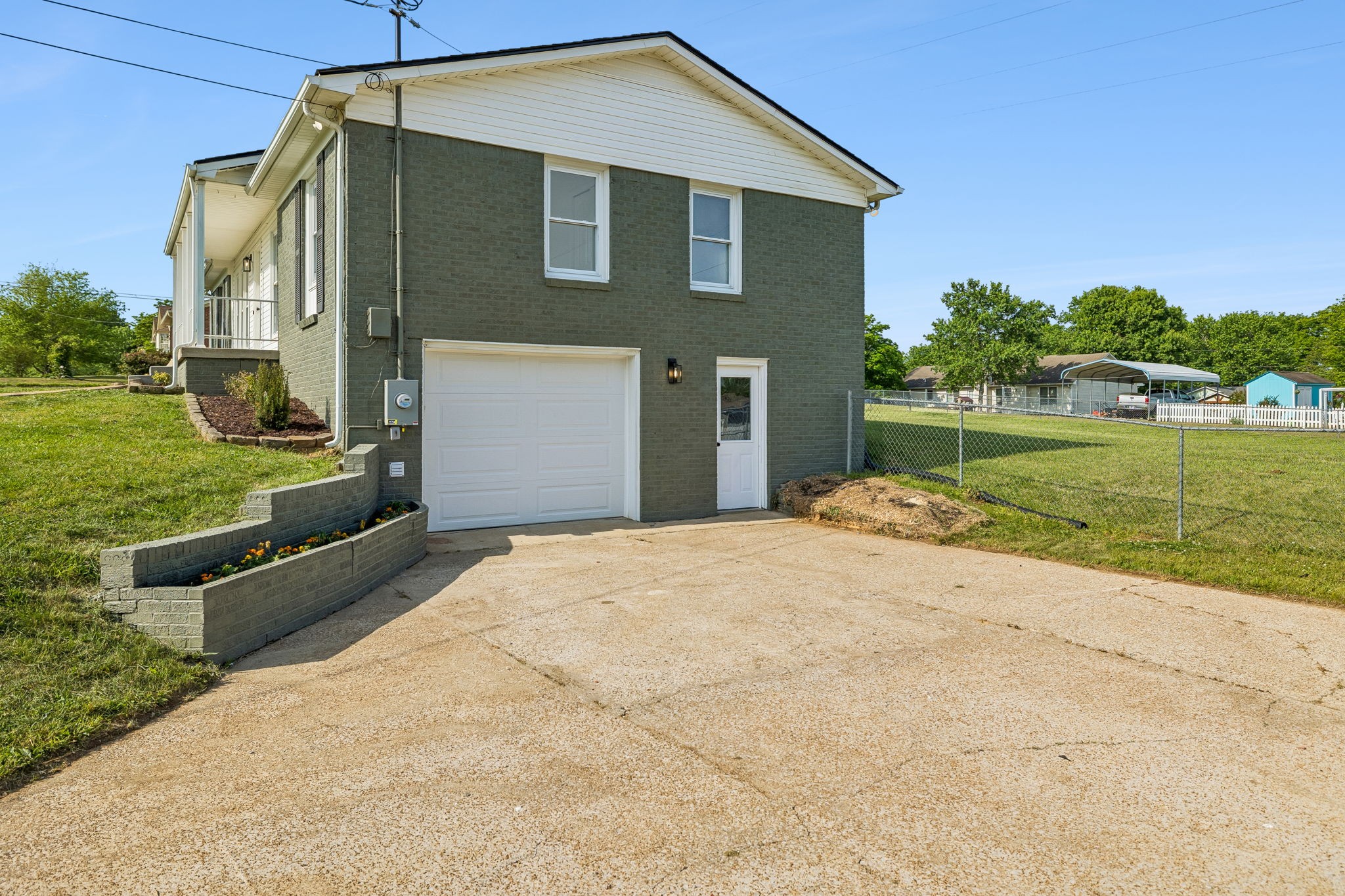 6009 Hays Dr