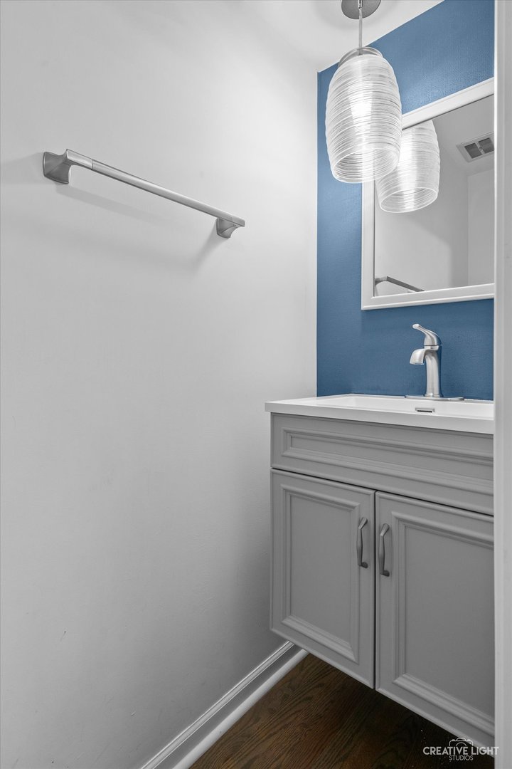 19W079 Avenue Barbizon