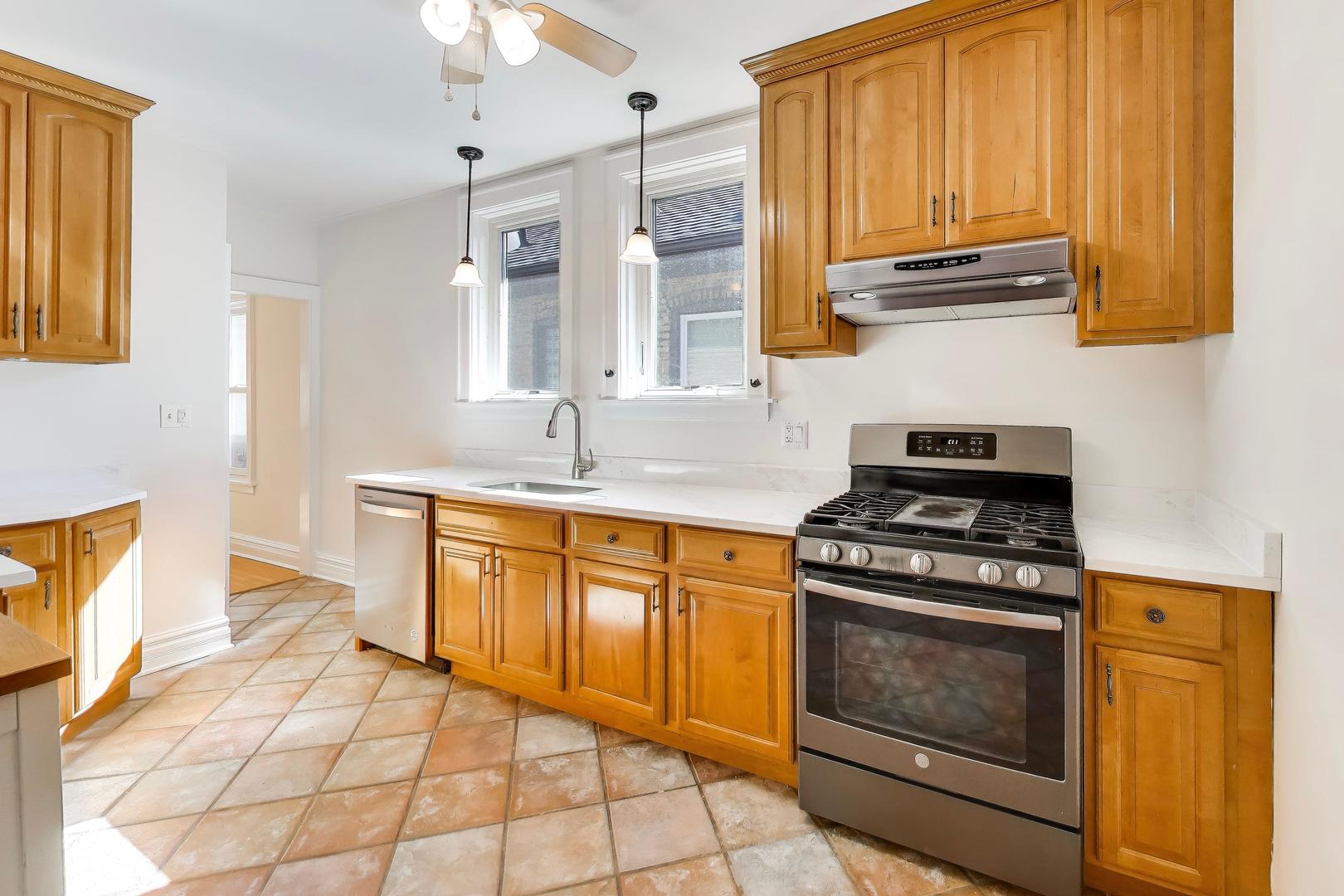 6224 N Rockwell Street