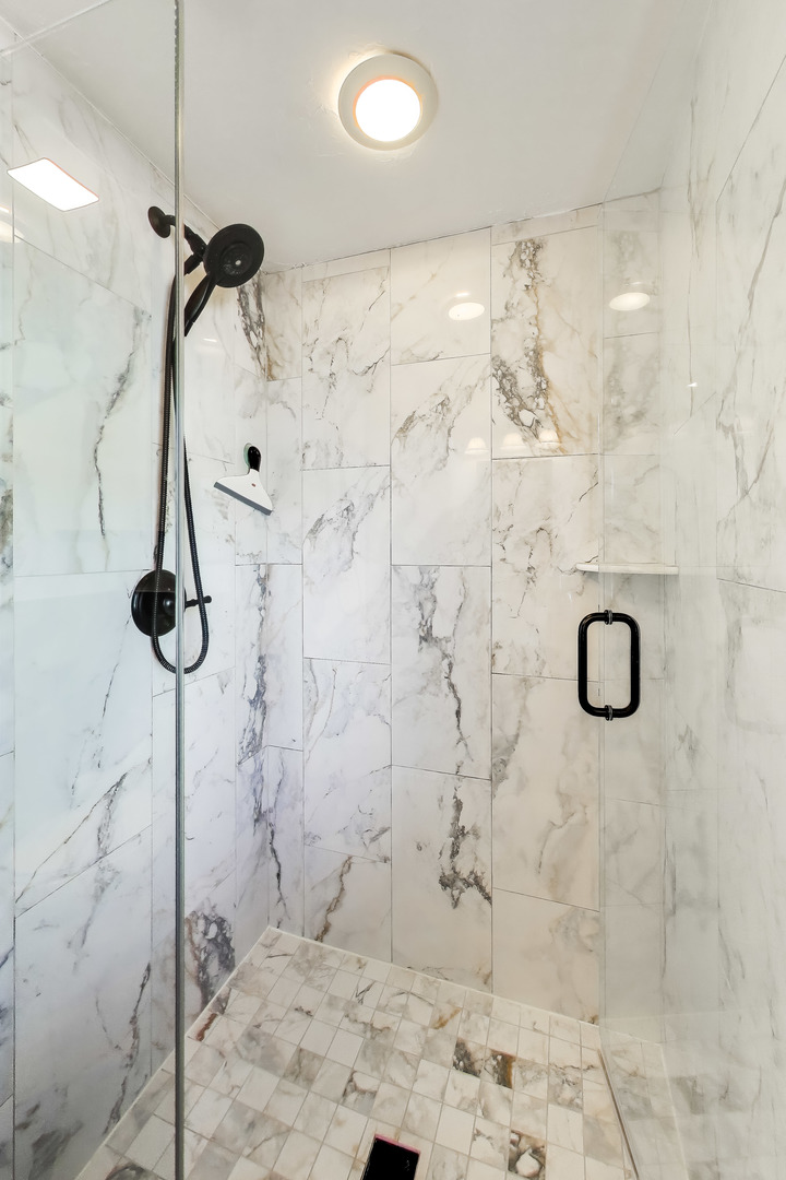 6224 N Rockwell Street