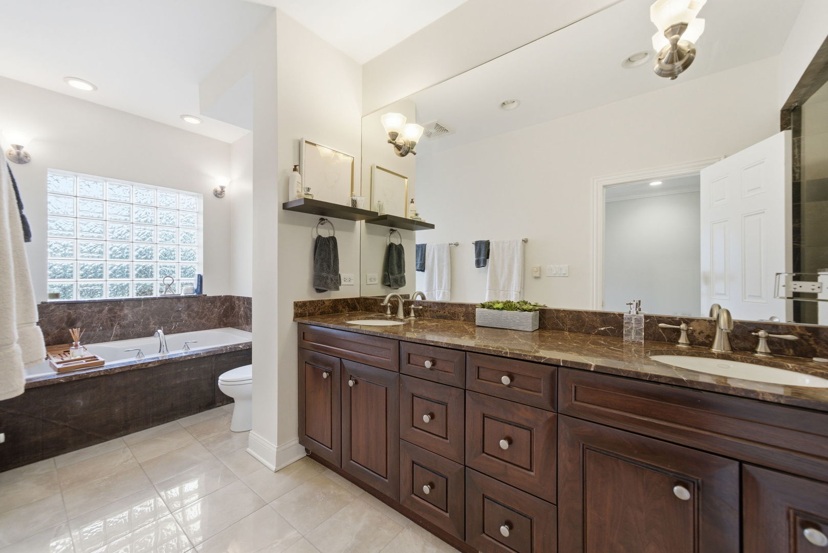 1443 W Belmont Avenue Unit: 1