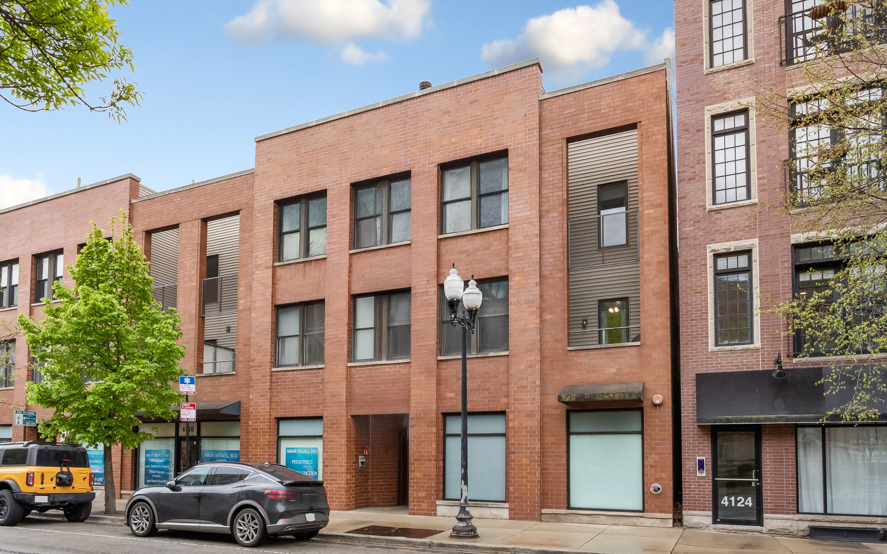 4118 N LINCOLN Avenue Unit: 302