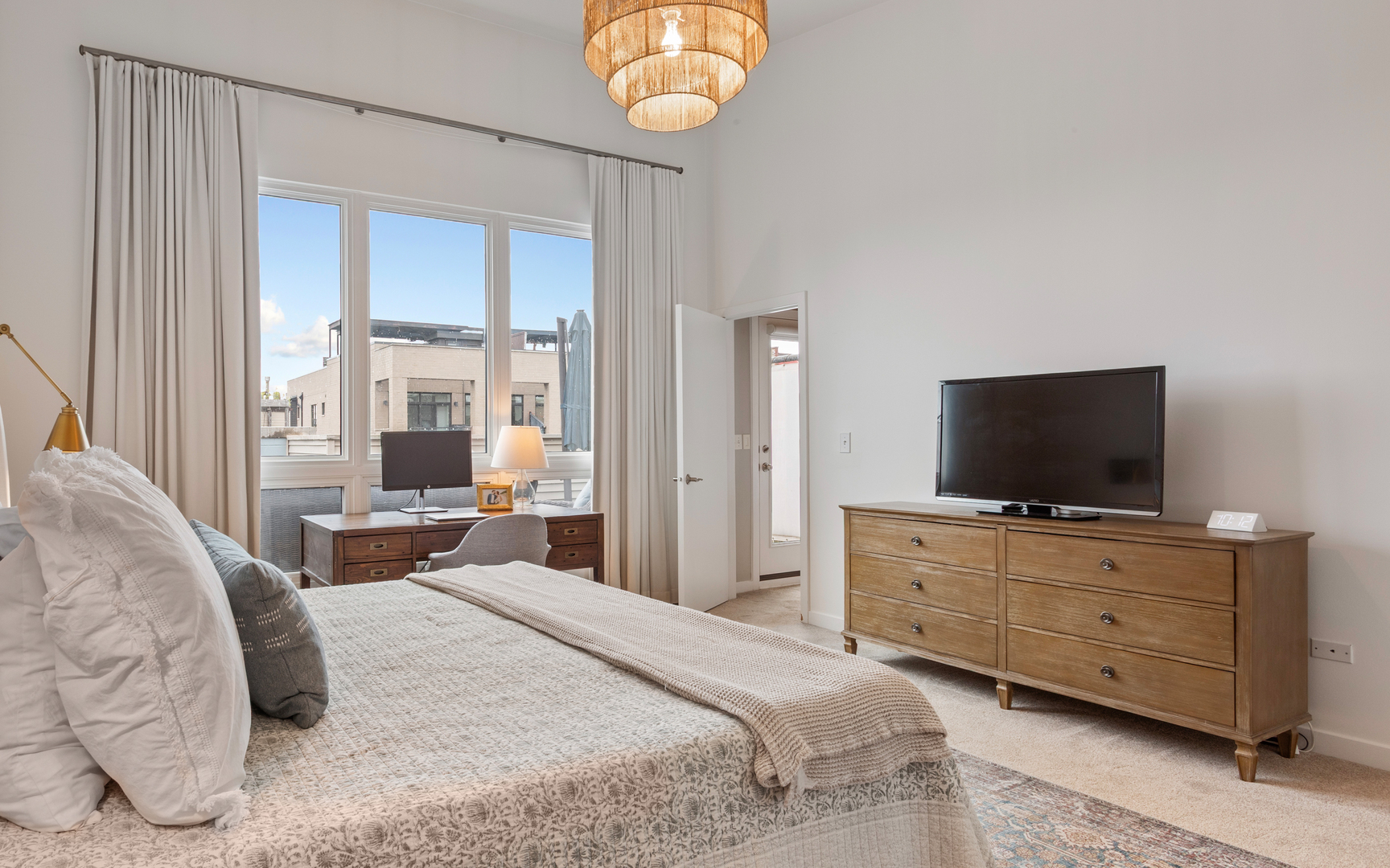 4118 N LINCOLN Avenue Unit: 302