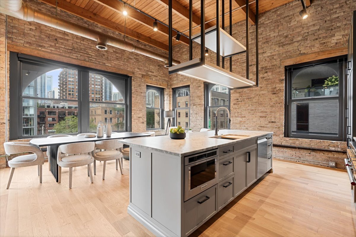 368 W Huron Street Unit: 4S