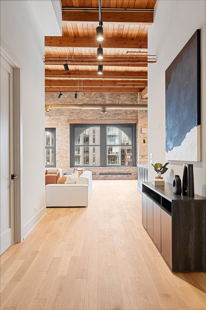 368 W Huron Street Unit: 4S