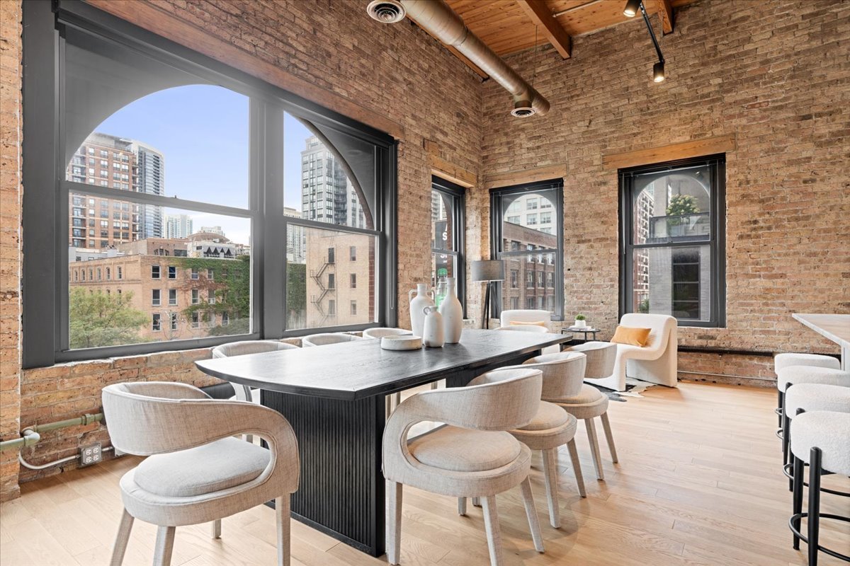 368 W Huron Street Unit: 4S