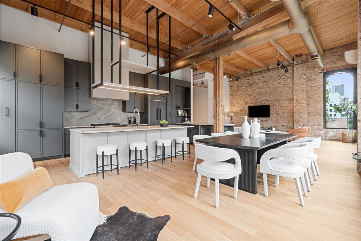 368 W Huron Street Unit: 4S