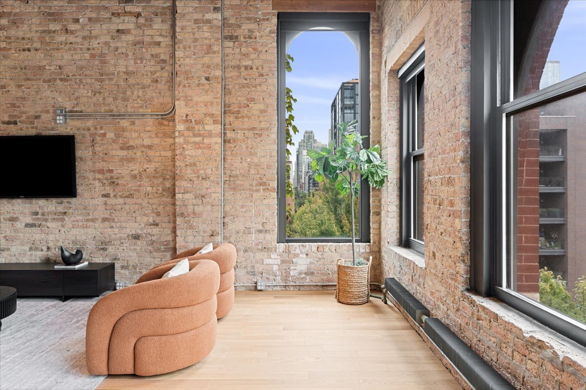 368 W Huron Street Unit: 4S