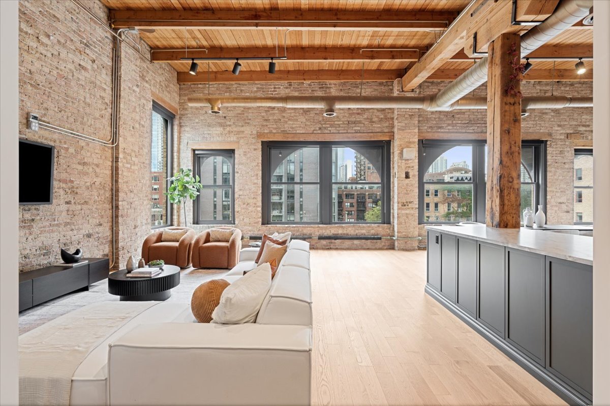 368 W Huron Street Unit: 4S