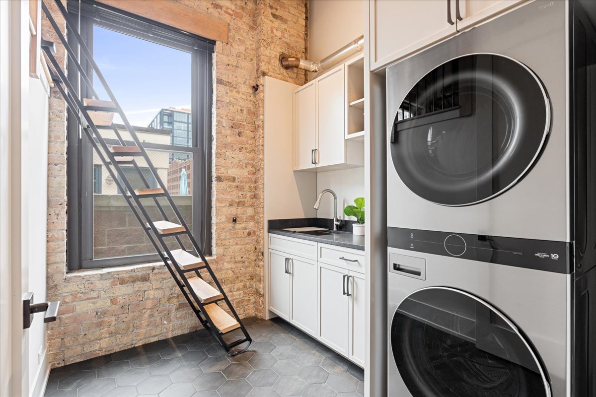 368 W Huron Street Unit: 4S