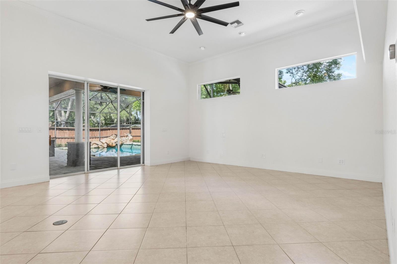 435 W VENTRIS AVE