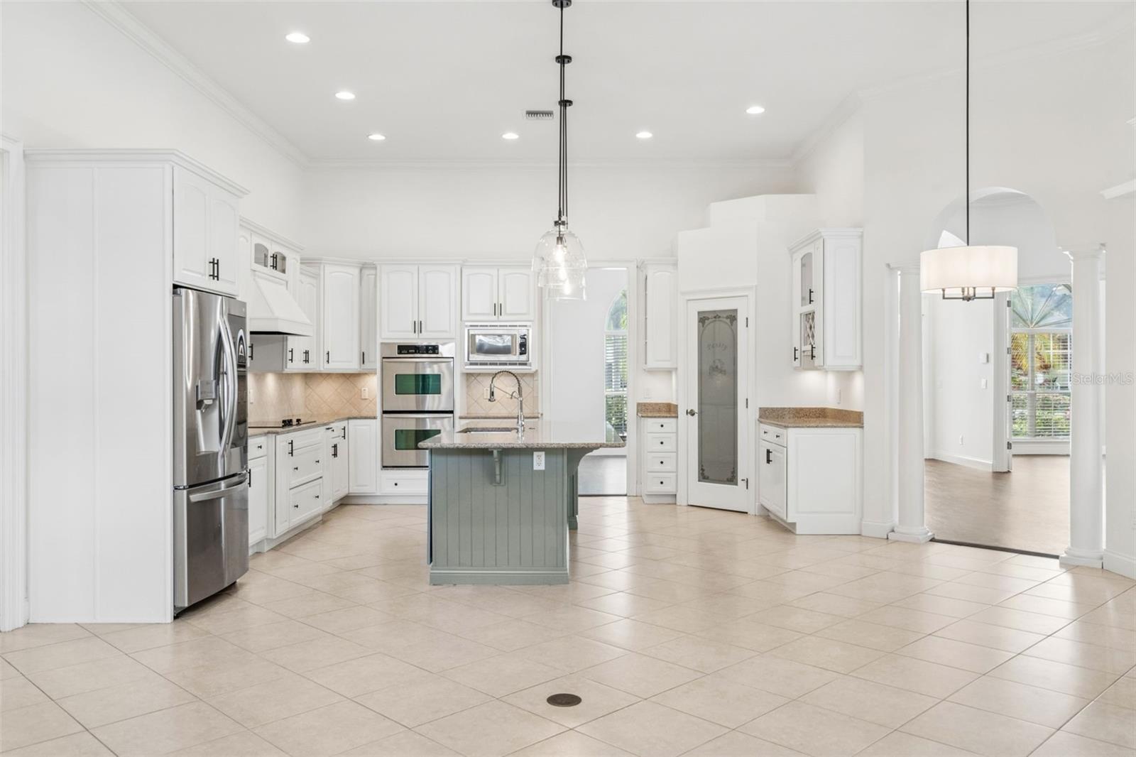 435 W VENTRIS AVE