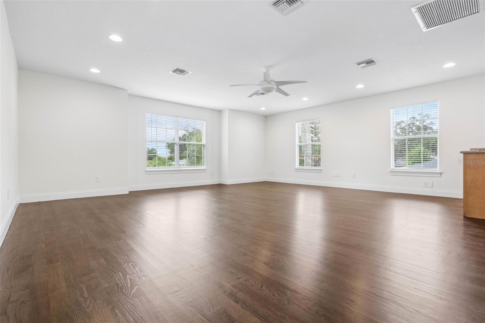 435 W VENTRIS AVE