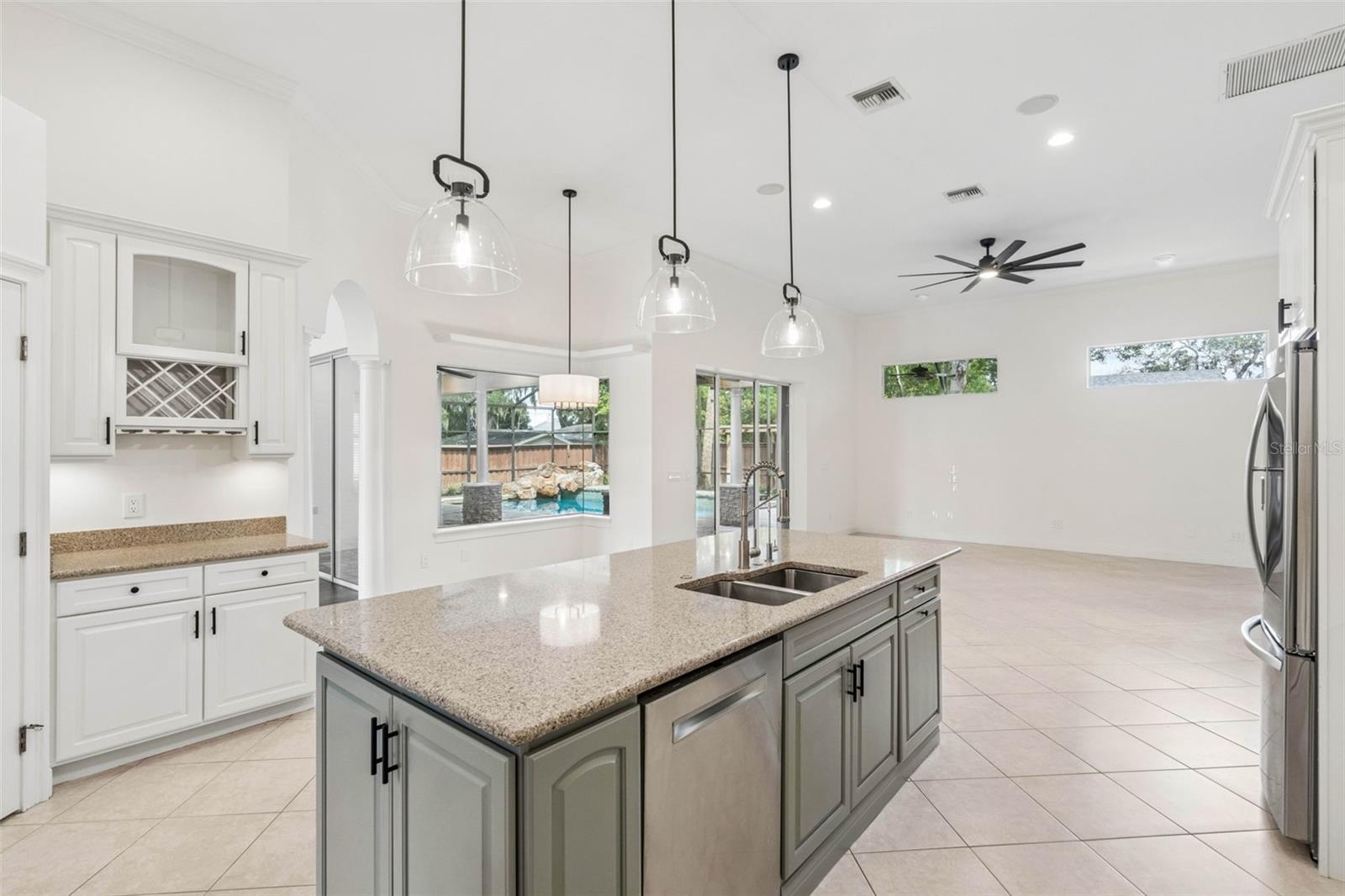 435 W VENTRIS AVE