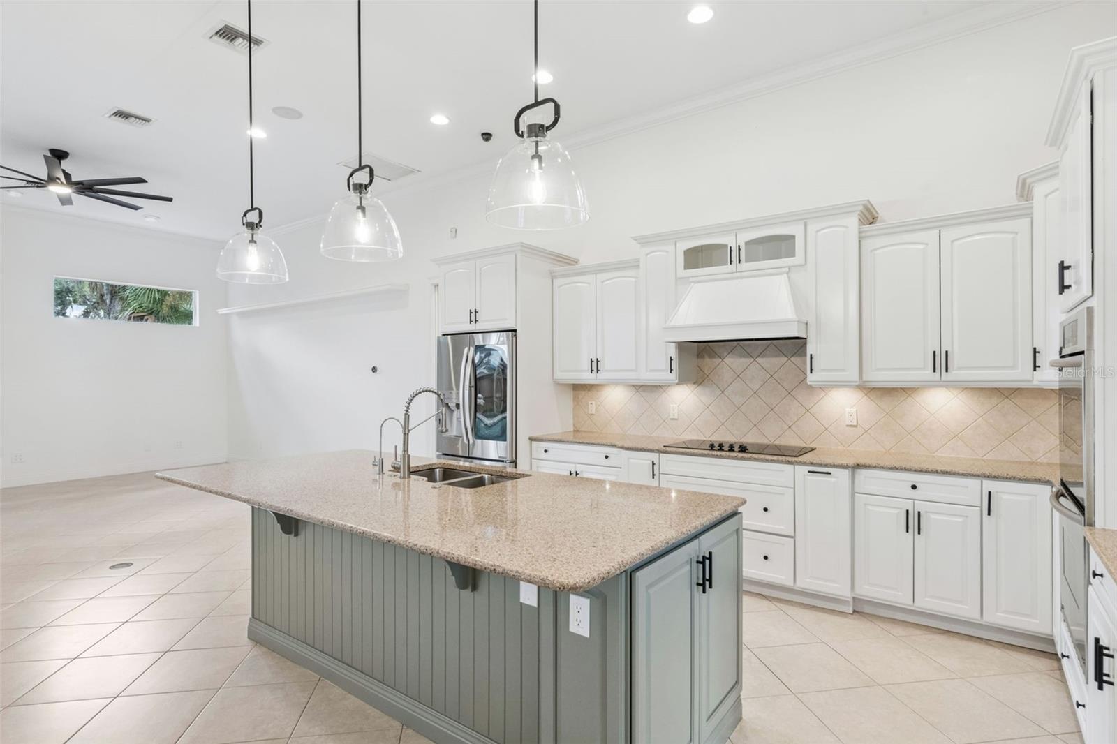 435 W VENTRIS AVE
