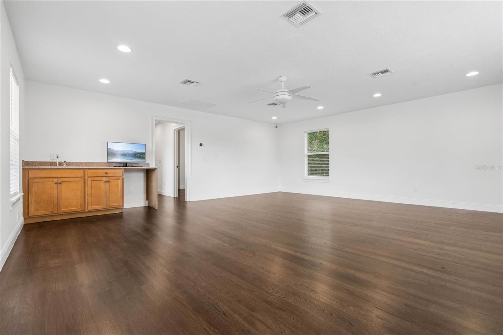 435 W VENTRIS AVE