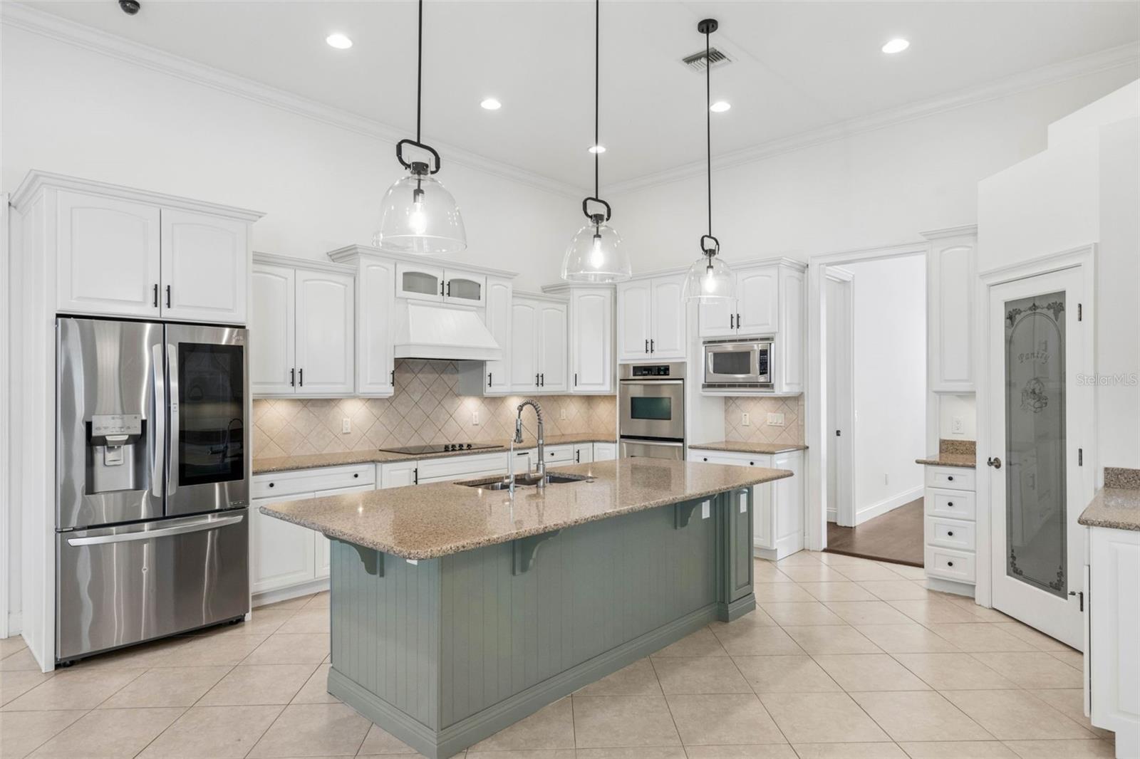 435 W VENTRIS AVE