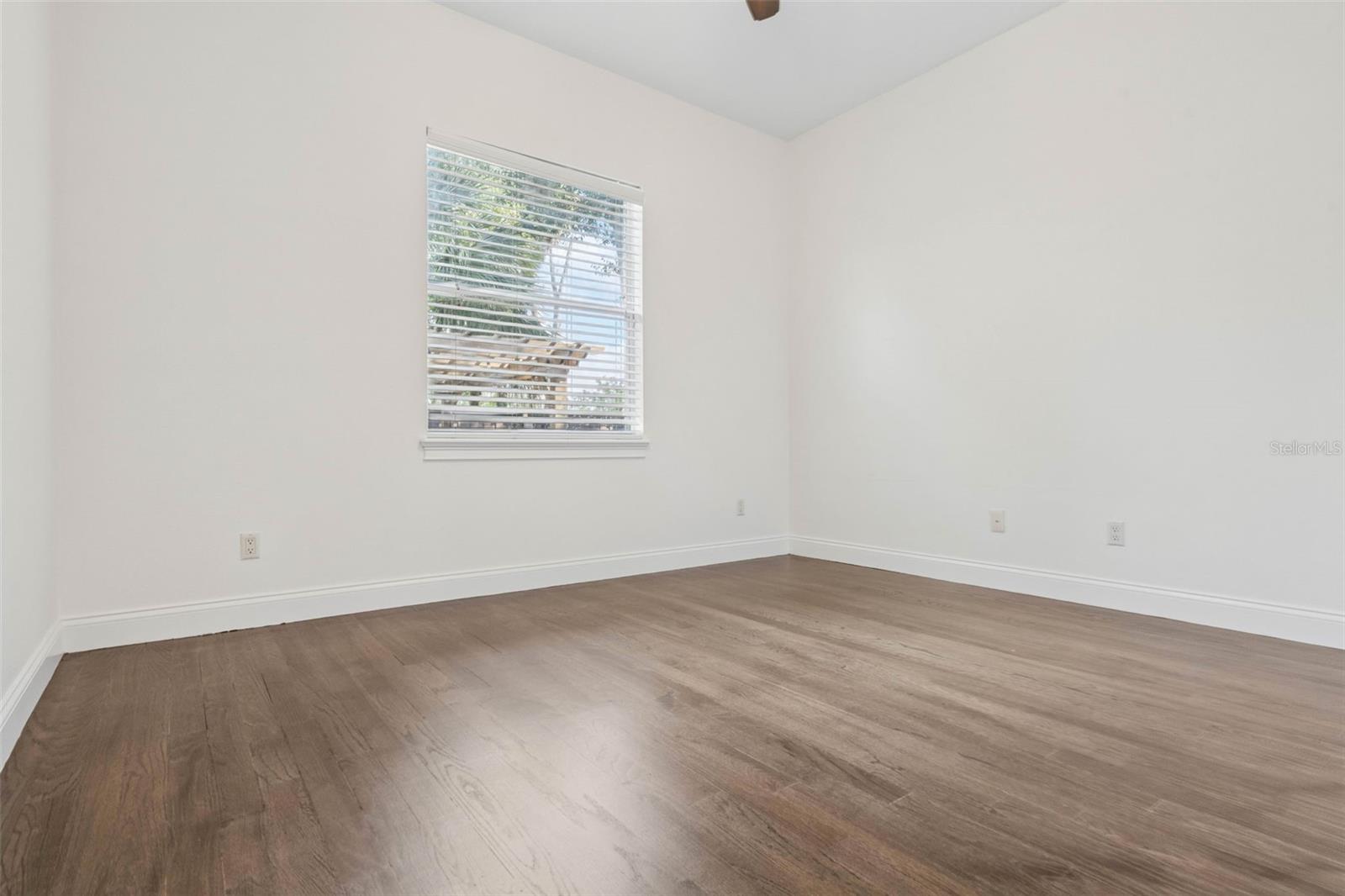 435 W VENTRIS AVE