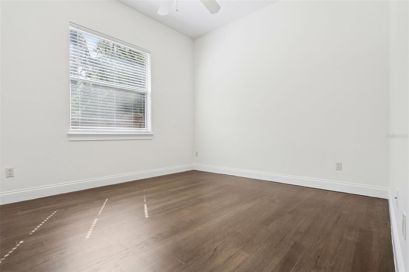 435 W VENTRIS AVE