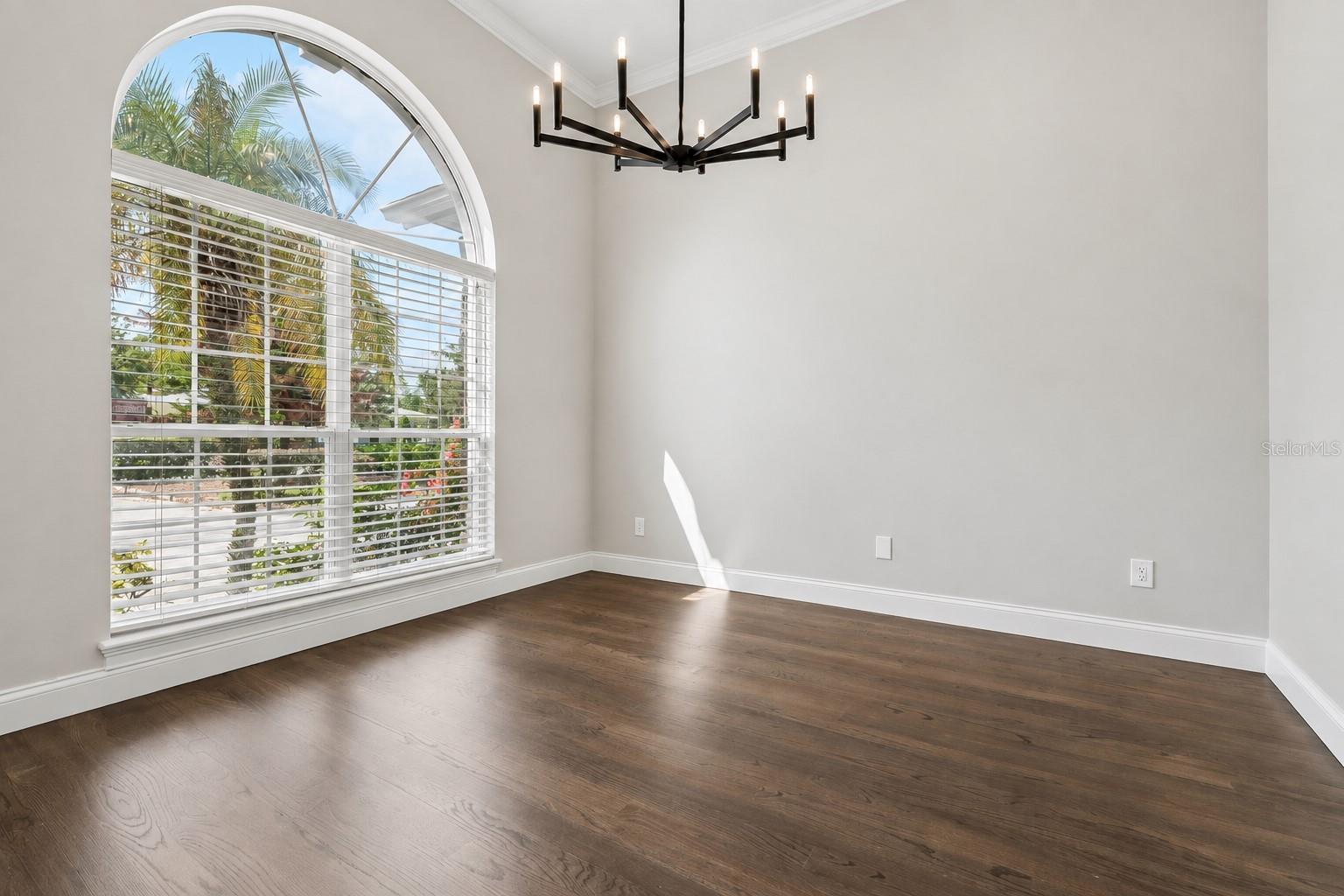 435 W VENTRIS AVE
