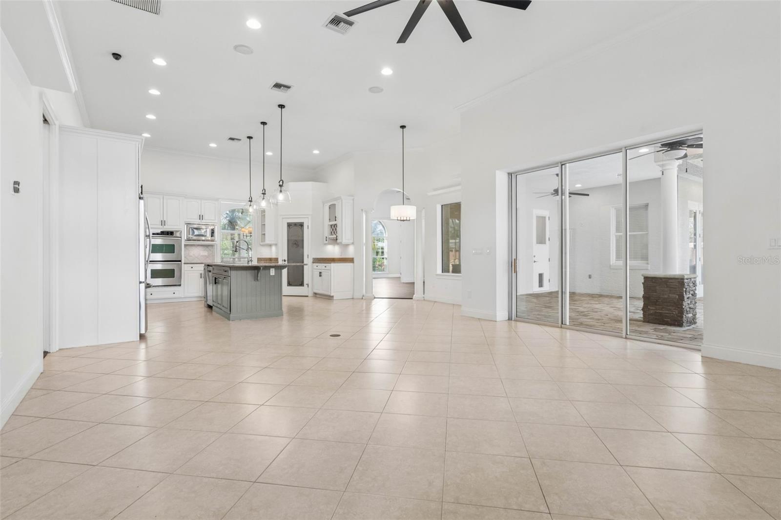 435 W VENTRIS AVE