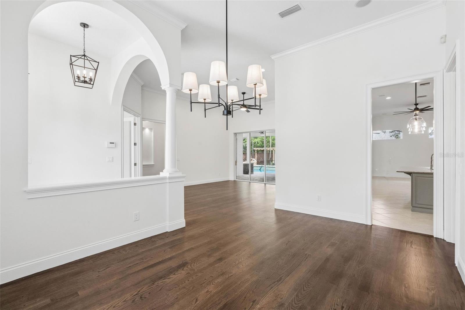 435 W VENTRIS AVE