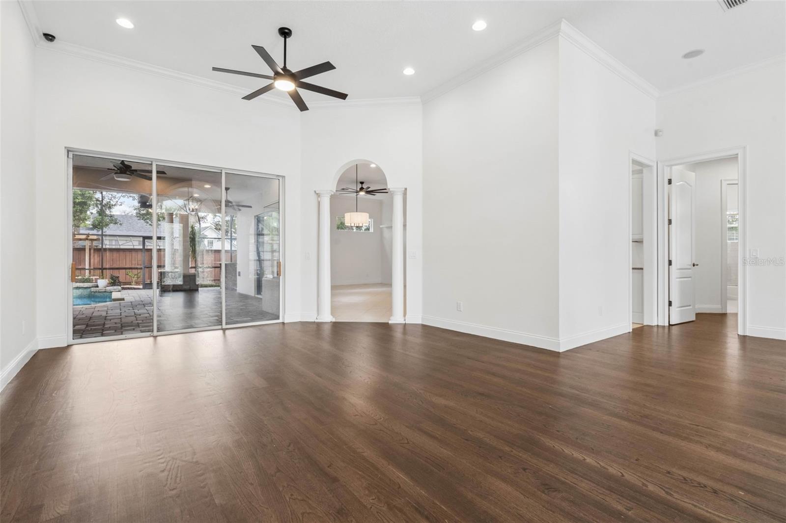 435 W VENTRIS AVE