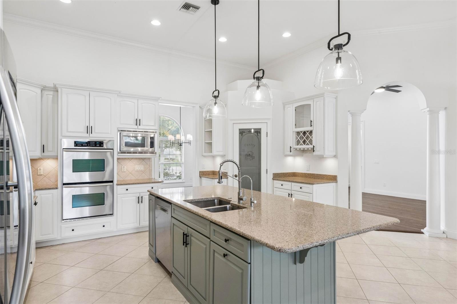 435 W VENTRIS AVE