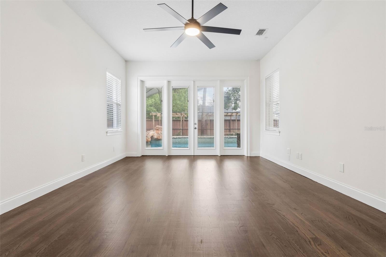 435 W VENTRIS AVE