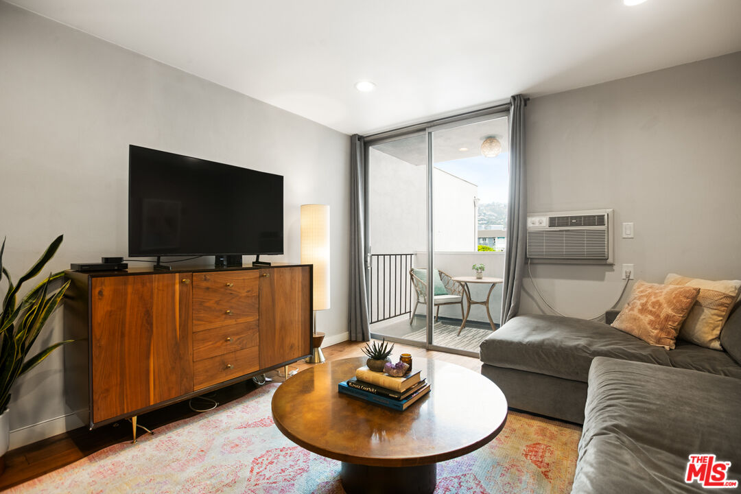 625 N Flores St Unit: 307