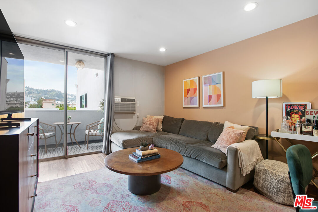 625 N Flores St Unit: 307