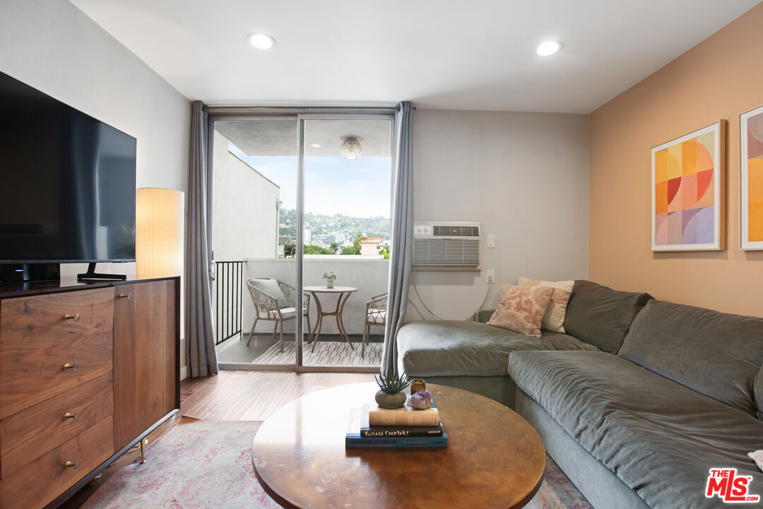 625 N Flores St Unit: 307