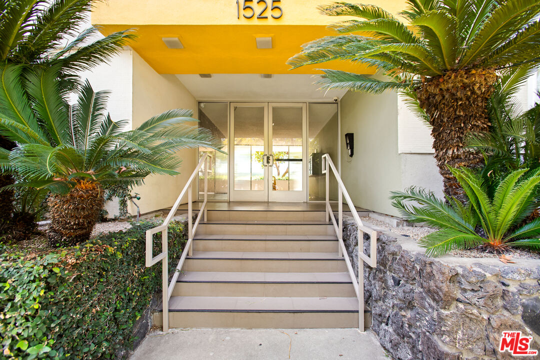 1525 N Hayworth Ave Unit: 206