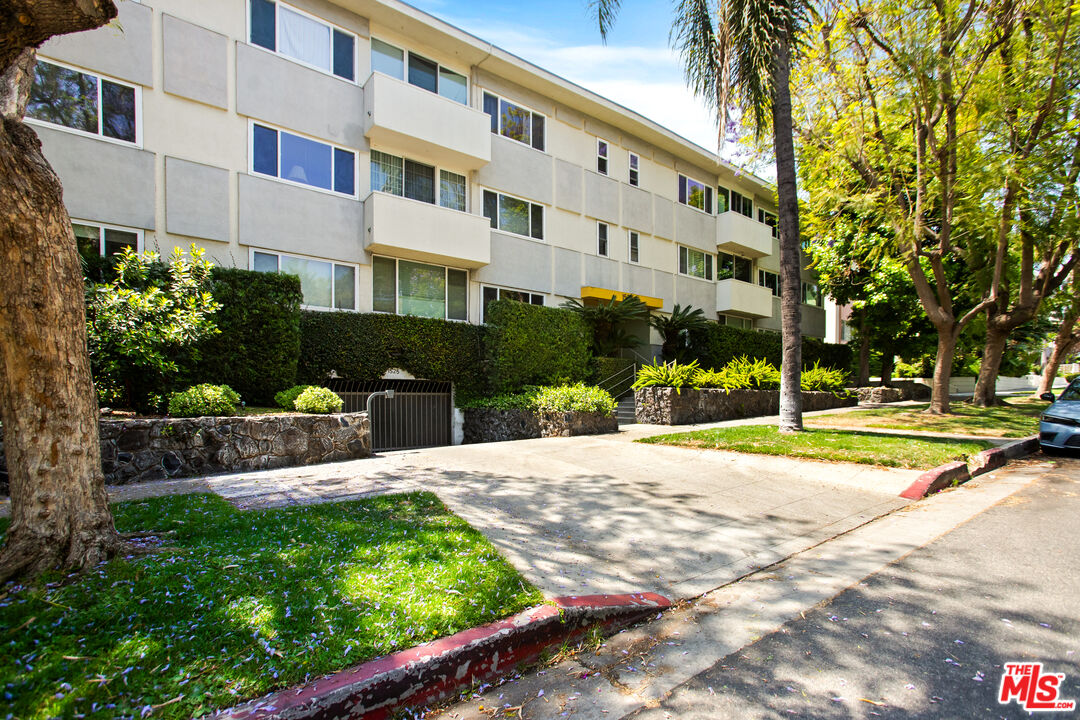 1525 N Hayworth Ave Unit: 206