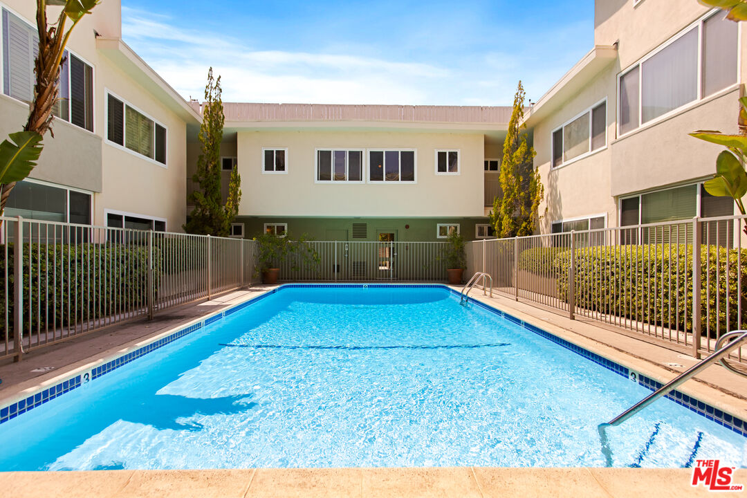 1525 N Hayworth Ave Unit: 206