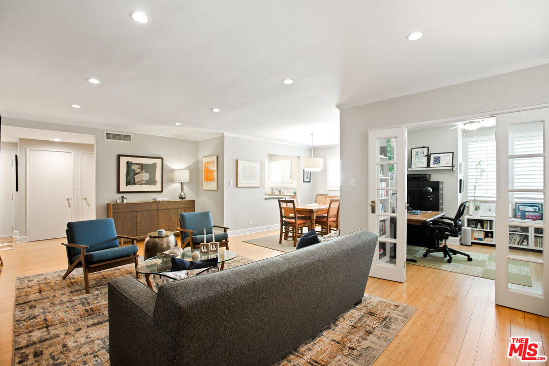 1525 N Hayworth Ave Unit: 206