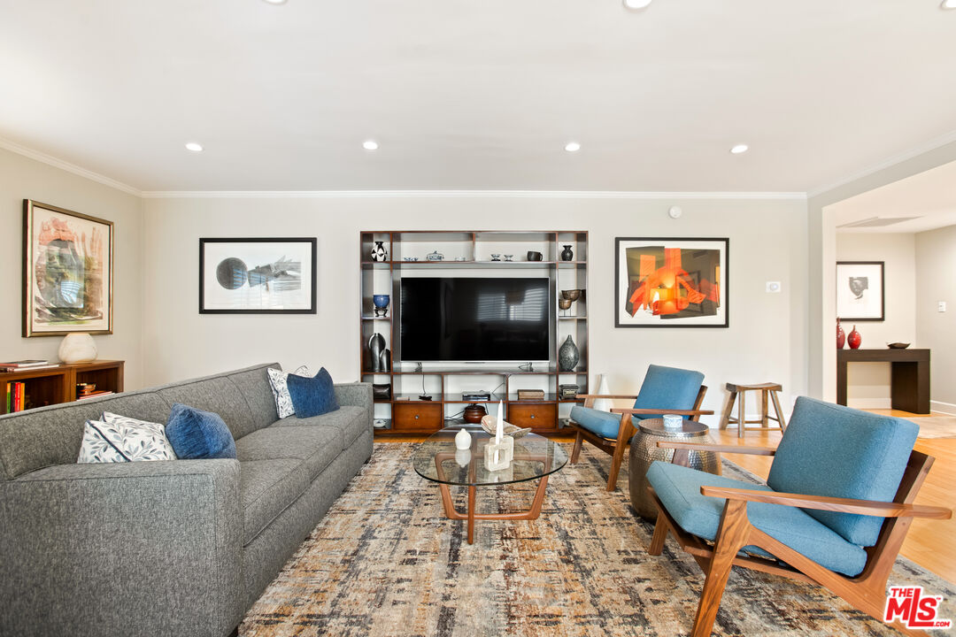 1525 N Hayworth Ave Unit: 206