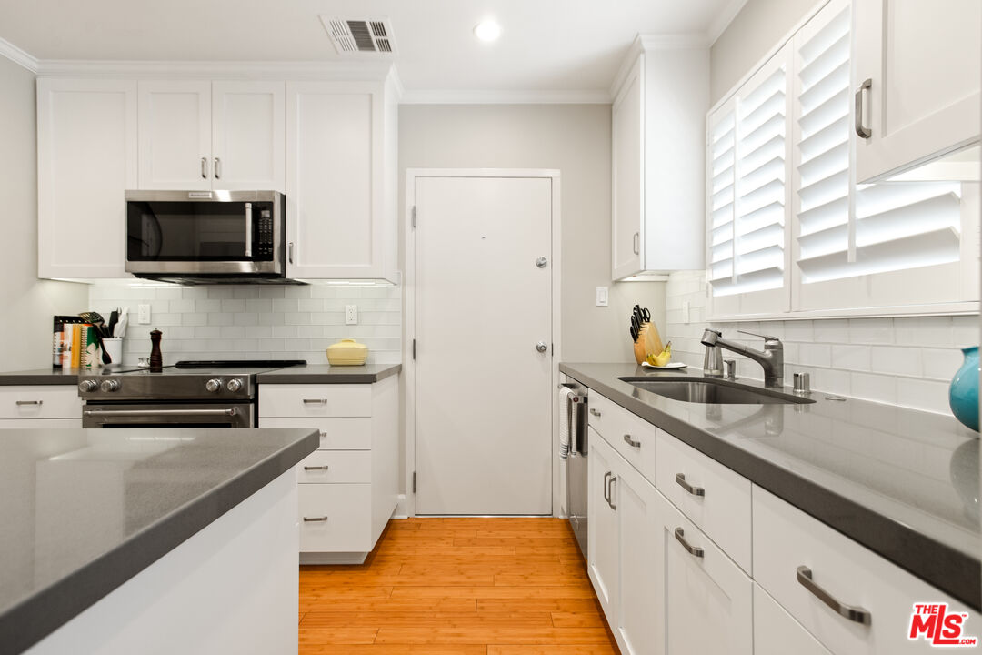1525 N Hayworth Ave Unit: 206