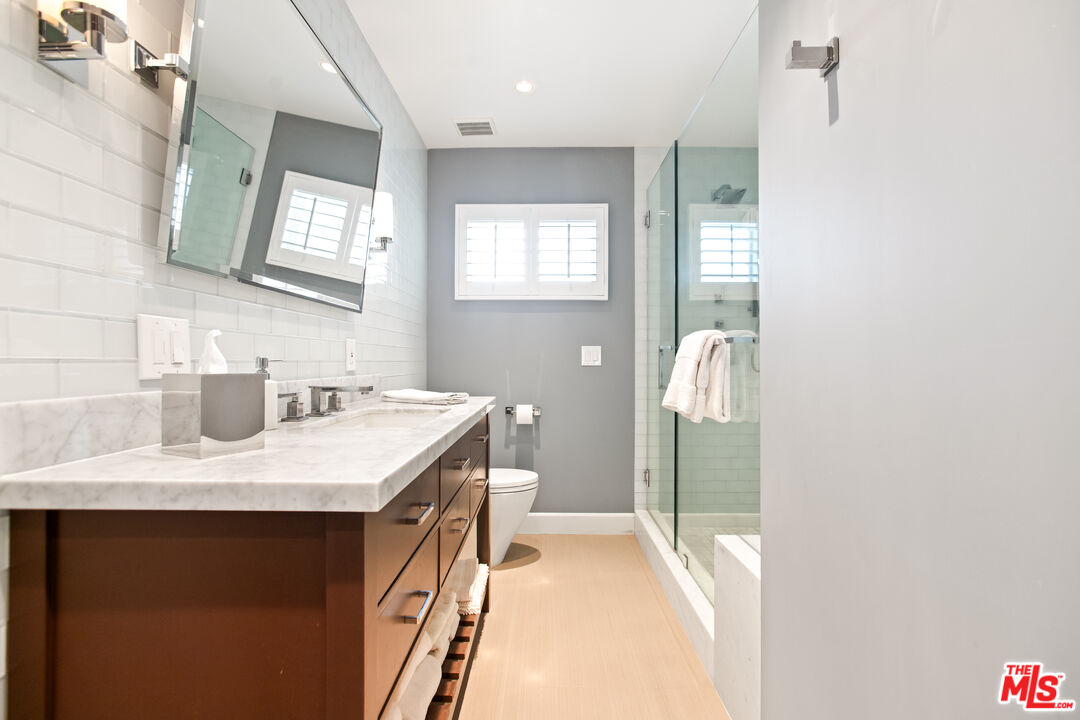 1525 N Hayworth Ave Unit: 206
