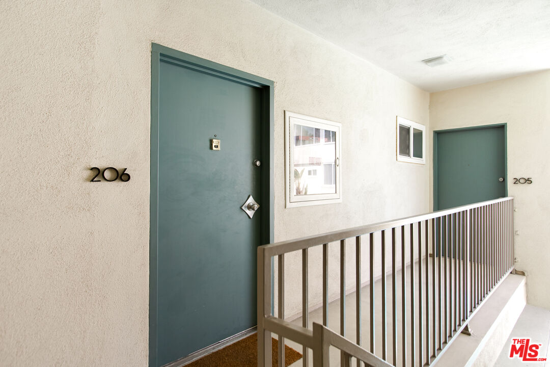 1525 N Hayworth Ave Unit: 206