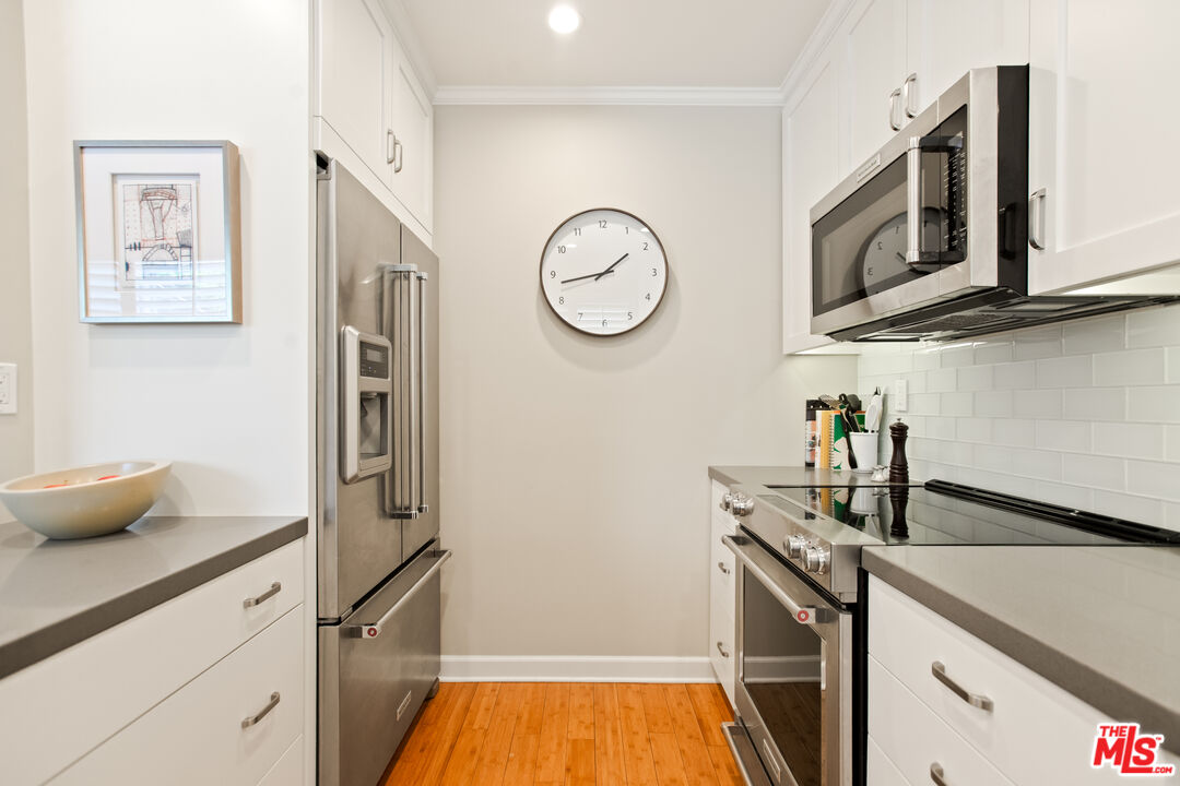 1525 N Hayworth Ave Unit: 206