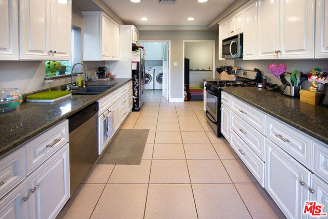 12419 Sarah St